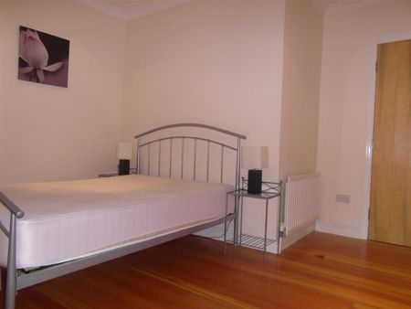 2 bedroom Flat To Let - Photo 2