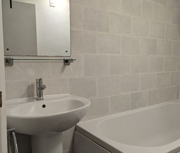 1 Bed Flat, Newton Park Court, LS7 - Photo 3