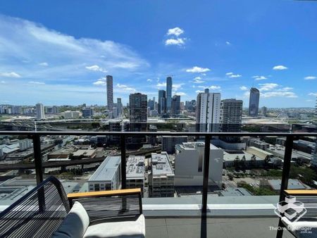 Stylish furnished 26th floor 2 bed 2 bath River and City view -Too good to miss! - Photo 2