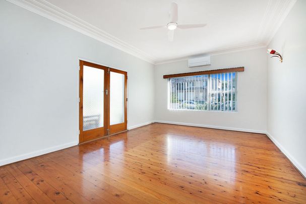 FULL OF CHARACTER - Photo 1