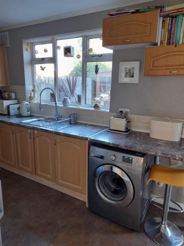 3 bedroom House To Let Total Size: 636 SQ FT - Photo 2