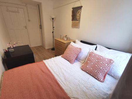 1 bedroom in a flat share to rent - Photo 4