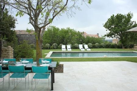 A louer, villa de prestige au centre du village de Gordes, pour 6 personnes, avec piscine et jardin - Photo 2