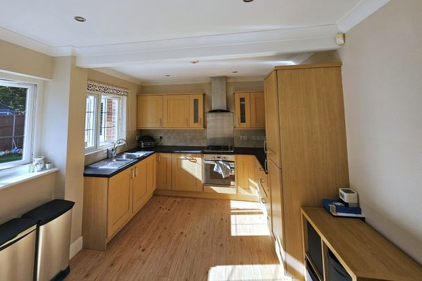 7 Malvern Close, Ottershaw - 4 bedrooms Property for lettings - Seymours - Photo 1