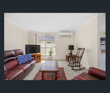 Perfectly located spacious villa - Photo 1