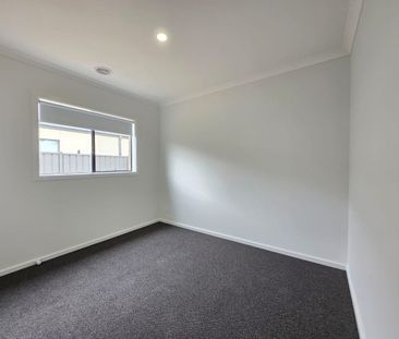 Family Home in Truganina - Photo 3