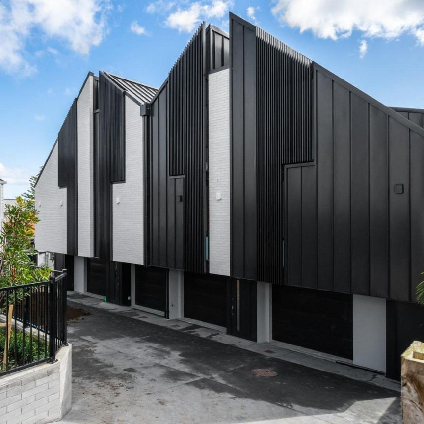 Brand new architecturally designed townhouse - Photo 1