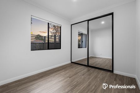 Brand New Street Front Villa! - Photo 3