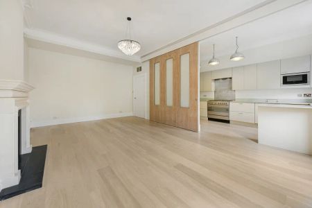 3 bedroom flat in London - Photo 3