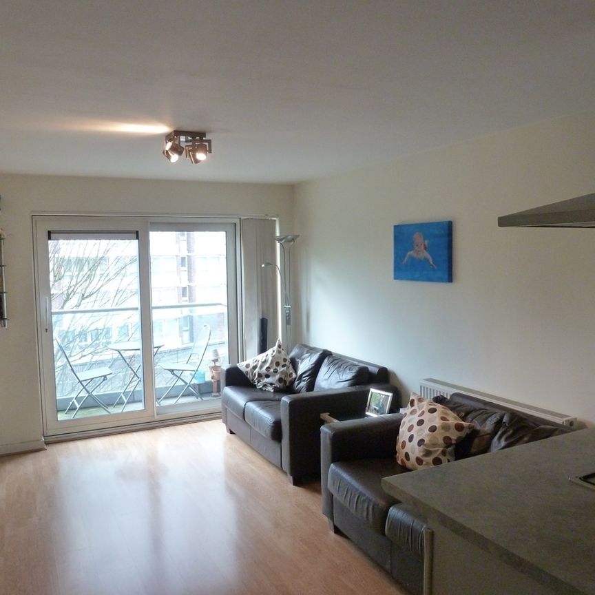 2 Bed Flat, Commercial Road, E14 - Photo 1