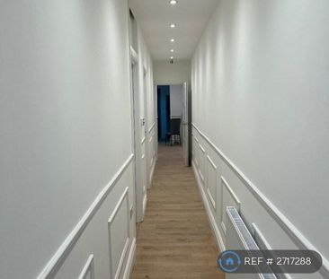 1 bedroom in a flat share to rent - Photo 5
