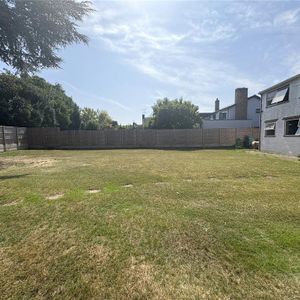 5 bedroom detached house to rent - Photo 2