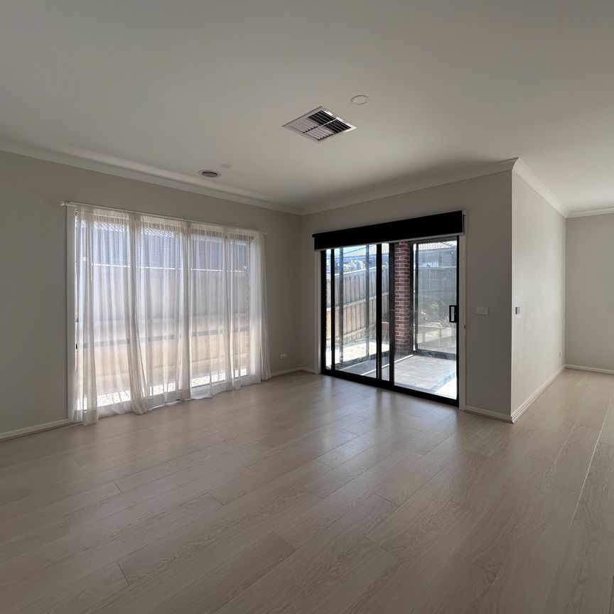 Spacious 4-Bedroom Family Home in a Prime Location - Photo 1