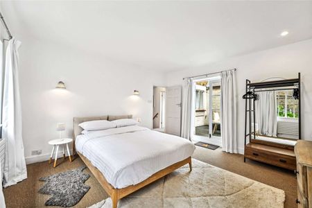 An impressive refurbished mews house with a private terrace and parking. - Photo 2