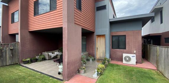 Modern 3 Bedroom Townhouse For Rent - Photo 2
