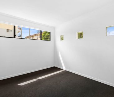 Contemporary 3 Bedroom Townhouse with City Views - Photo 2