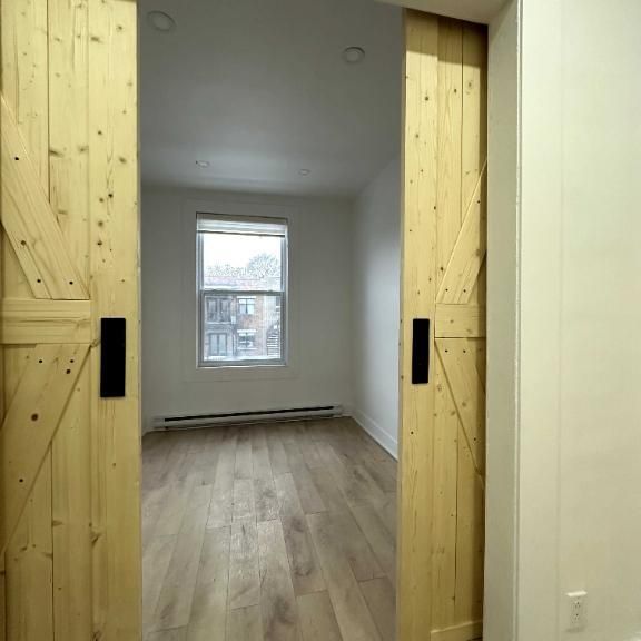 📍 3 1/2 rénové à louer – Rosemont–La Petite-Patrie (H2G 2R8) - Photo 1