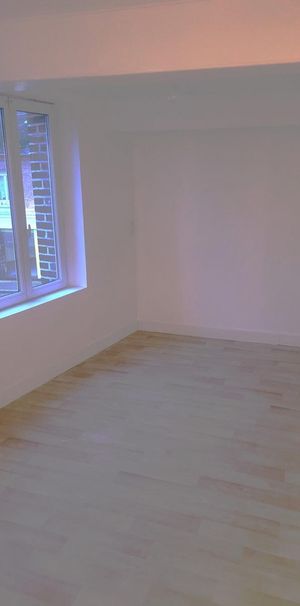 Au 1er étage sans ascenseur, un appartement comprenant: cuisine dinatoire aménagée et équipée, ... - Photo 1