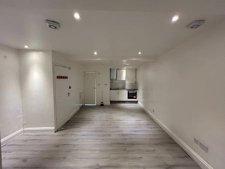 Studio Flat, Warren Road, E10 - Photo 2