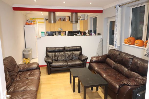 8 Bed Semi-Detached House, Alma Road, SO14 - Photo 1