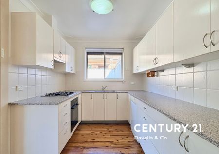 Charming 3-Bedroom Home with Spacious Backyard - Photo 3