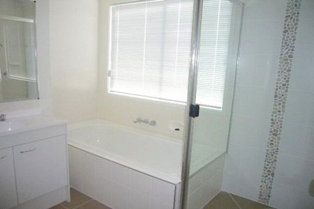 43 Lakes Entrance Drive, Springfield Lakes QLD 4300 - House For Rent - $560 | Domain - Photo 5