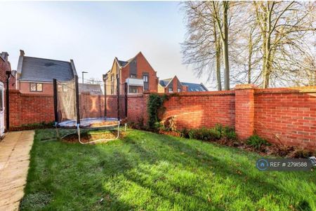 4 bedroom detached house to rent - Photo 3