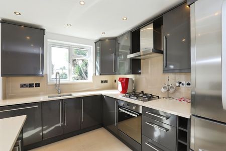Stile Hall Gardens, London, W4 3BU - Photo 4