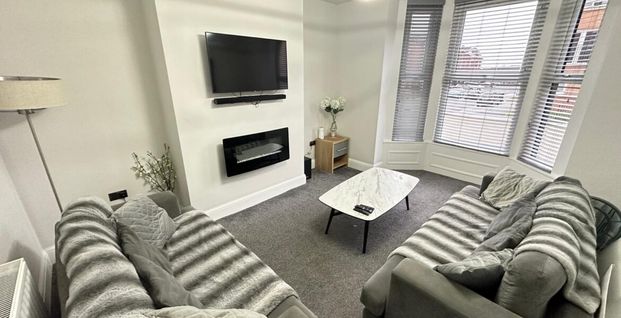 Room 1, St. Luke’s Road, Holbeck, Leeds, LS11 8JA - Photo 1