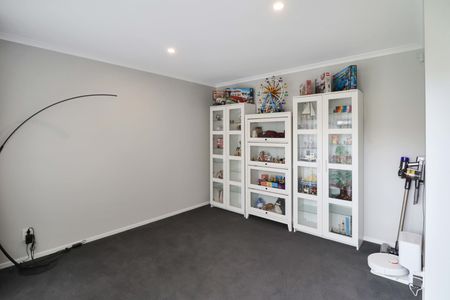 Modern Three-bedroom Home - Photo 3