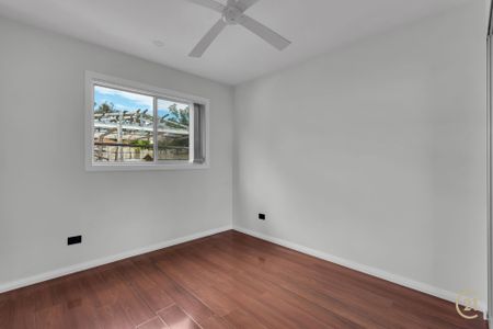 Stylish & Private Granny Flat with Separate Street Access- Walk to Station - Photo 4