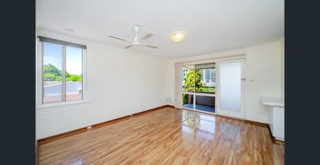 TOP FLOOR 2 X 1 UNIT IN EXCELLENT LOCATION! - Photo 3