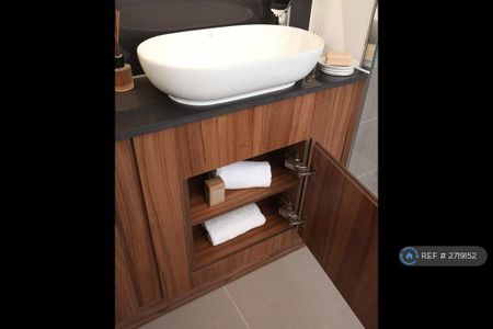 2 bedroom penthouse to rent - Photo 2