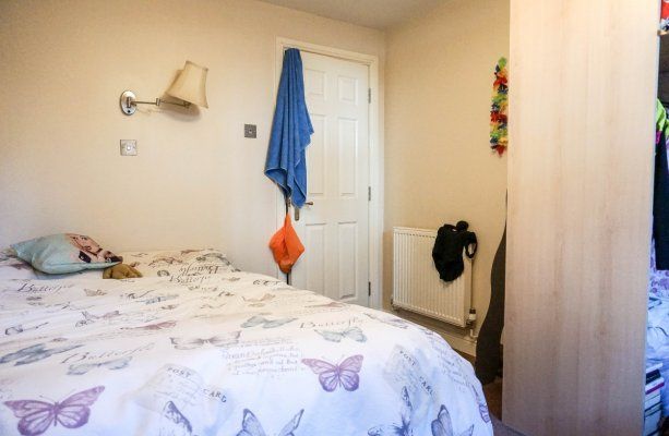 2 Bedrooms Broomfield Crescent - Photo 1