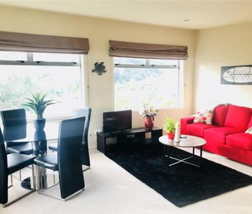Comfortable Modern Home - Photo 4