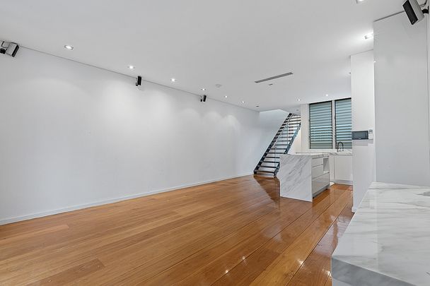 ULTRA MODERN LIVING - BEAUTIFULLY APPOINTED - Photo 1