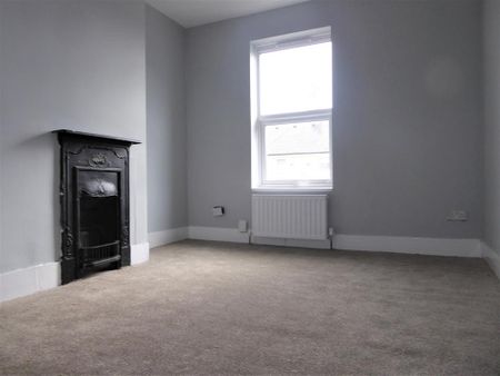 Available 3 Bed House - terraced - Photo 4