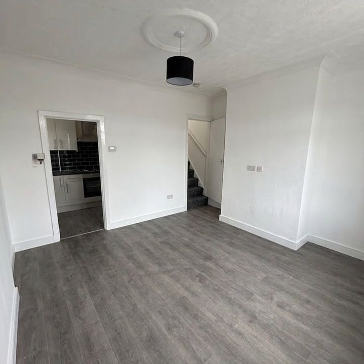 3 Bed End Terrace, East Park Road, LS9 - Photo 1