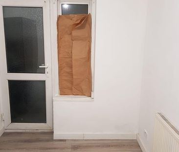 Studio Flat, Kennedy Path, W7 - Photo 6