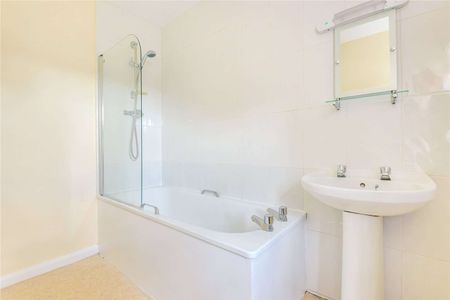 Character property within the boundary walls of Chichester Cathedral precinct - Photo 5