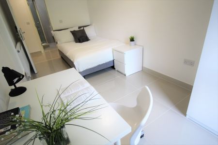 3 Bedroom Apartment - Photo 3