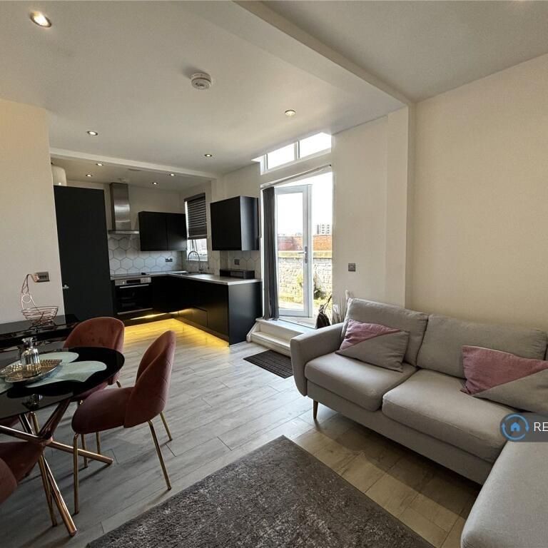 2 bedroom flat to rent - Photo 1