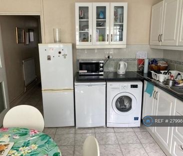 1 bedroom in a house share to rent - Photo 3