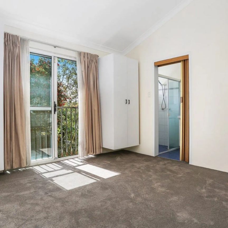 SPACIOUS PARKSIDE TOWNHOUSE - Photo 1