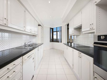 SPACIOUS APARTMENT WITH ICONIC HARBOUR VIEWS - Photo 3