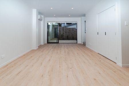 Brand spanking new upmarket three bedroomed townhouse - Photo 4