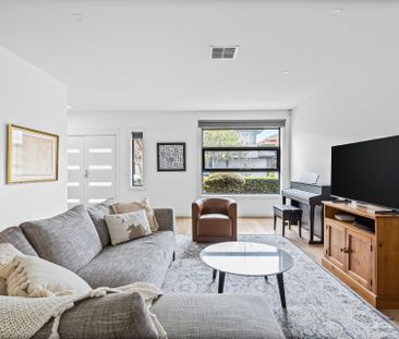 Spacious family living in a prime Strathmore setting - Photo 2