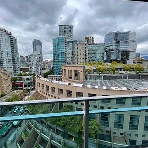 High Floor in a high rise apartment at the centre of Yaletown - Photo 2