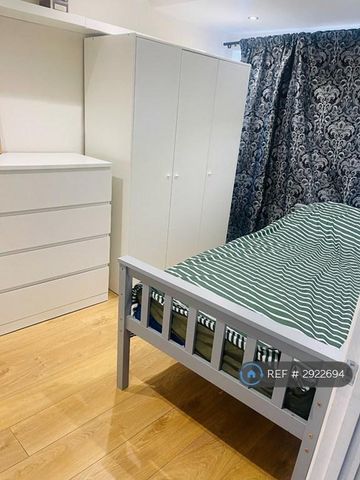 1 bedroom in a house share to rent - Photo 2