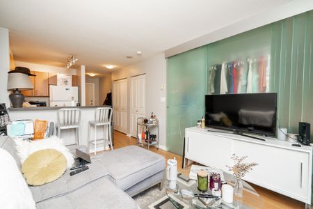 Vibrant Yaletown Living: Modern 1-Bed Suite with Central Location and Modern Amenities - Photo 2
